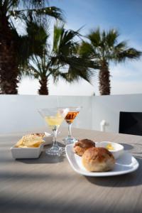 una mesa con dos platos de comida y dos bebidas en Villa Eidos b&b, en Domicella