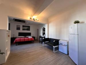 1 dormitorio y sala de estar con nevera. en Locanda San Lorenzo, en Florencia