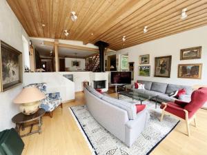 uma sala de estar cheia de mobiliário e um tecto de madeira em Modern villa with sea view in Beddingestrand em Beddinge Strand