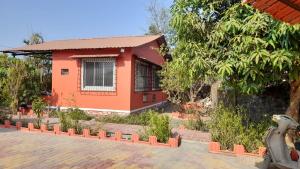 een huis midden in een tuin bij Butaliaji's House in Khopoli