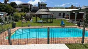 una piscina con una recinzione intorno di Bellevue Apartments I & II a Stilbaai