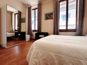 una camera d'albergo con letto e specchio di Locanda San Lorenzo a Firenze