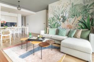 un soggiorno con divano e tavolo di Frank Porter - Index Tower a Dubai