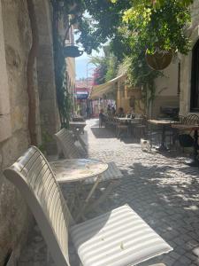 patio ze stołem, krzesłami i stołami oraz psem w obiekcie MaSaLa Otel w mieście Alaçatı
