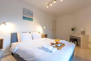 ein Schlafzimmer mit einem Bett und einem Tablett mit Essen drauf in der Unterkunft Jette Expo Duplex Residence in Brüssel