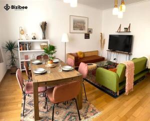 Le Pink Lady Avenue de champagne في إيبيرني: غرفة معيشة مع طاولة وأريكة