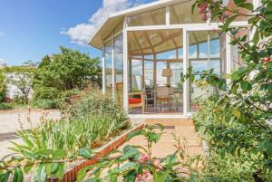 dom z przeszklonymi oknami i patio w obiekcie Villa impressionniste * Jardin* Clim * Piscine * w mieście Les Matelles