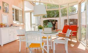 cocina y comedor con mesa y sillas en Villa impressionniste * Jardin* Clim * Piscine *, en Les Matelles
