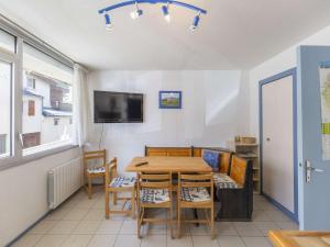 comedor con mesa, sillas y TV en Studio Gourette, 1 pièce, 4 personnes - FR-1-400-1, en Gourette