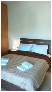 ein Schlafzimmer mit einem großen Bett mit zwei Handtüchern darauf in der Unterkunft SEA VIEW in Korissia