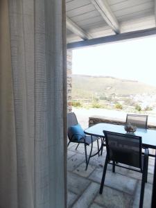 einen Tisch und Stühle auf einer Terrasse mit Aussicht in der Unterkunft SEA VIEW in Korissia
