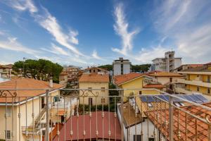 Blick auf eine Stadt mit Gebäuden und Dächern in der Unterkunft Appartamento Pinolo Trilo INT 9 - MyHo Casa in Alba Adriatica