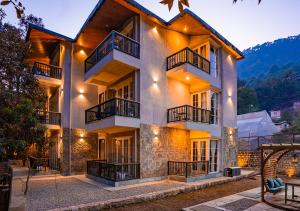 - un bâtiment avec des balcons sur le côté dans l'établissement Moustache Bhimtal Luxuria, Nainital, à Bhimtal