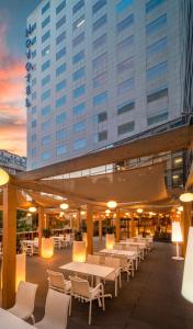 Um restaurante ou outro lugar para comer em Novotel Bucharest City Centre