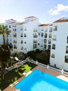 een appartementencomplex met een zwembad ervoor bij Sun & Sea Beach Apartment Sabinillas in San Luis de Sabinillas