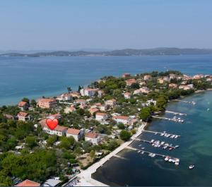 uma vista aérea de uma pequena ilha na água em Apartman Suky em Sukošan