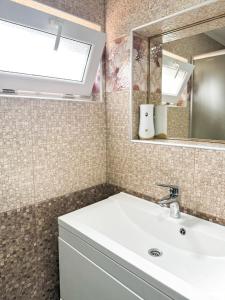 La salle de bains est pourvue d'un lavabo et d'un miroir. dans l'établissement Софія, à Yasinya