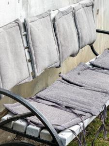 Un mucchio di asciugamani sono appesi a una sedia di Софія a Yasinia