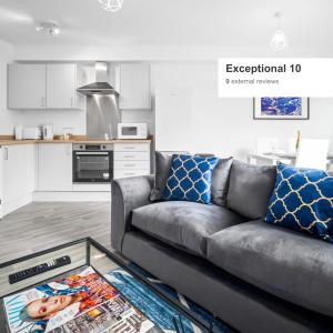 sala de estar con sofá y cocina en 2 Bedroom - Deluxe Apt with Free Private Parking - Netflix & Wifi - Top Rated - 52C en Sleightholme