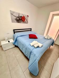 a bedroom with a large blue bed with a red pillow at La casa di Stella in Isernia