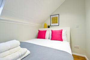 Postel nebo postele na pokoji v ubytování Split Level Studio at West Hampstead by Concept Apartments