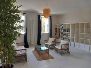 sala de estar con sillas, mesa y estante para libros en Maison Mendionde, 5 pièces, 8 personnes - FR-1-495-104, en Mendionde