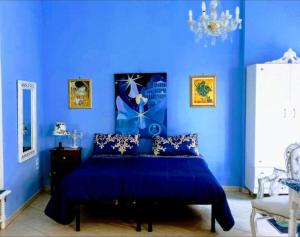シラクーサにあるCentral chicの青い壁のベッド付きの青いベッドルーム1室