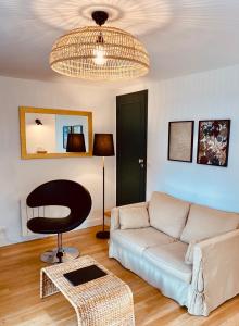 a living room with a couch and a chair at Appart 40m2 dans maison - Proche Paris in Meudon