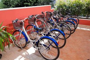 una fila di biciclette parcheggiate accanto a un muro di Hotel Europa a Cupra Marittima