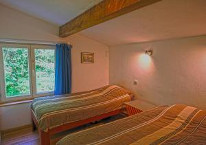 Zimmer mit 2 Betten und einem Fenster in der Unterkunft La Maison entre Deux Rivières The River Mountain House - Nohèdes in Nohèdes