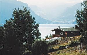 una pequeña casa en el lado de un lago en Beautiful Home In Balestrand With Kitchen en Balestrand