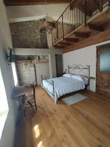 1 dormitorio con 1 cama y suelo de madera en La Casa di LILLIA en Castelnovo neʼ Monti