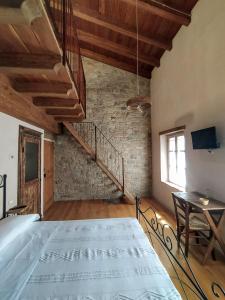 una camera con un grande letto e una scala di La Casa di LILLIA a Castelnovo neʼ Monti