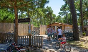 Vožnja bicikla kod ili u okolini objekta Camping Atlantic Club Montalivet - Roan
