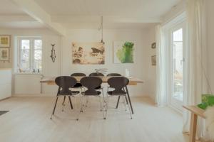 - une salle à manger avec une table et des chaises dans l'établissement Charming Retreat in the Heart of Tórshavn, à Tórshavn