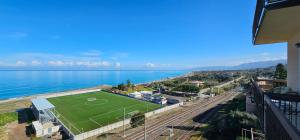 Blick auf ein Fußballfeld und das Wasser in der Unterkunft Miramare Apartment in Acquedolci