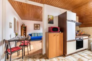a kitchen with a small table and a microwave at Apartmenthaus Ferienwohnungen Sila in Weinstadt