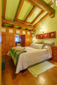 Oricáin的住宿－Villa-Mari，一间大卧室,房间内设有两张床
