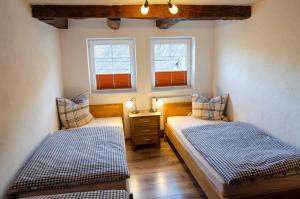 2 camas en una habitación con 2 ventanas en Ferienhof Verse Ferienwohnung Waldblick en Lennestadt