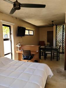 Un dormitorio con una cama y un comedor con una mesa. en Casa Ramona, en Mérida 186 fotos más