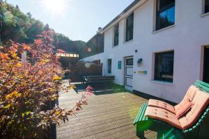 レンネシュタットにあるFerienhof Verse Ferienwohnung Kornkammerの木製デッキ(ベンチ付)