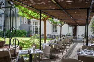 Hôtel Cloitre Saint Louis Avignon tesisinde bir restoran veya yemek mekanı