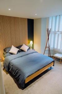 Katil atau katil-katil dalam bilik di Modern 1BR in Brixton - Just Renovated!