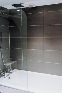 Bilik mandi di Modern 1BR in Brixton - Just Renovated!