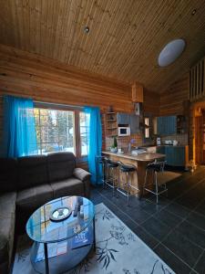 uma sala de estar com um sofá e uma mesa em Tahko Villa Vaarna em Tahkovuori