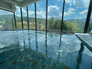 Nespecifikovaný výhled na hory nebo výhled na hory při pohledu z hotelu