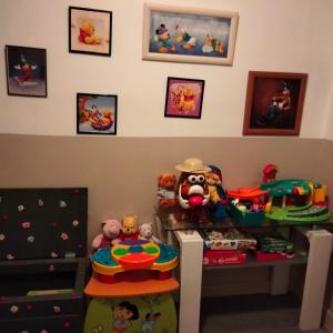een hoek van een kamer met speelgoed op een tafel bij le jack in Mont-sous-Vaudrey