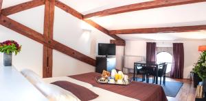 Letto o letti in una camera di Hôtel Cloitre Saint Louis Avignon