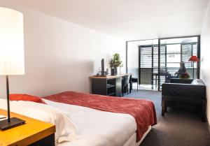 Letto o letti in una camera di Hôtel Cloitre Saint Louis Avignon