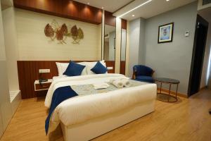 Voodi või voodid majutusasutuse Hotel The Landmark Chhatarpur toas
